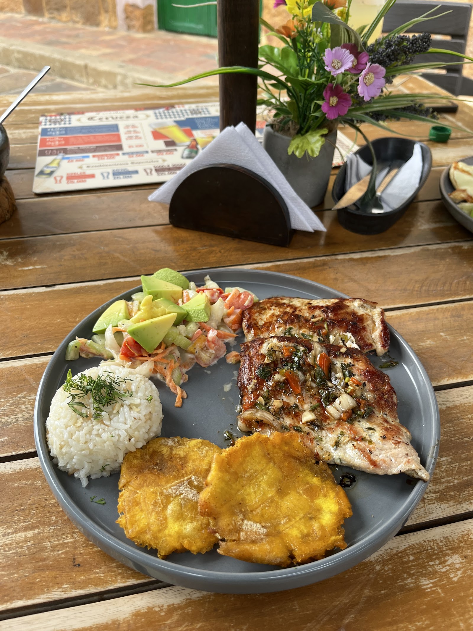 Pescado con patacones, arroz y ensalada