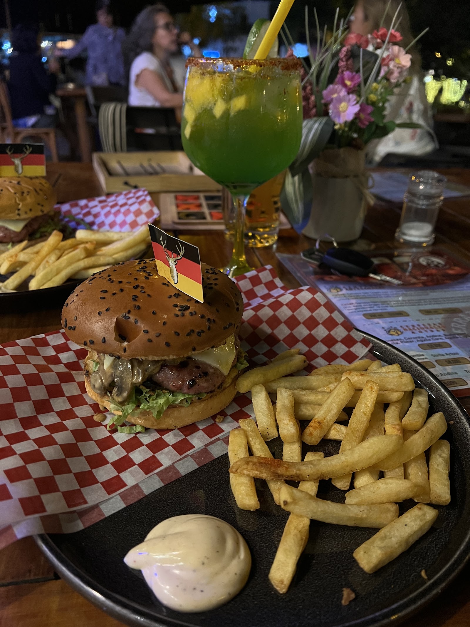 Hamburguesa con papas fritas y cóctel verde