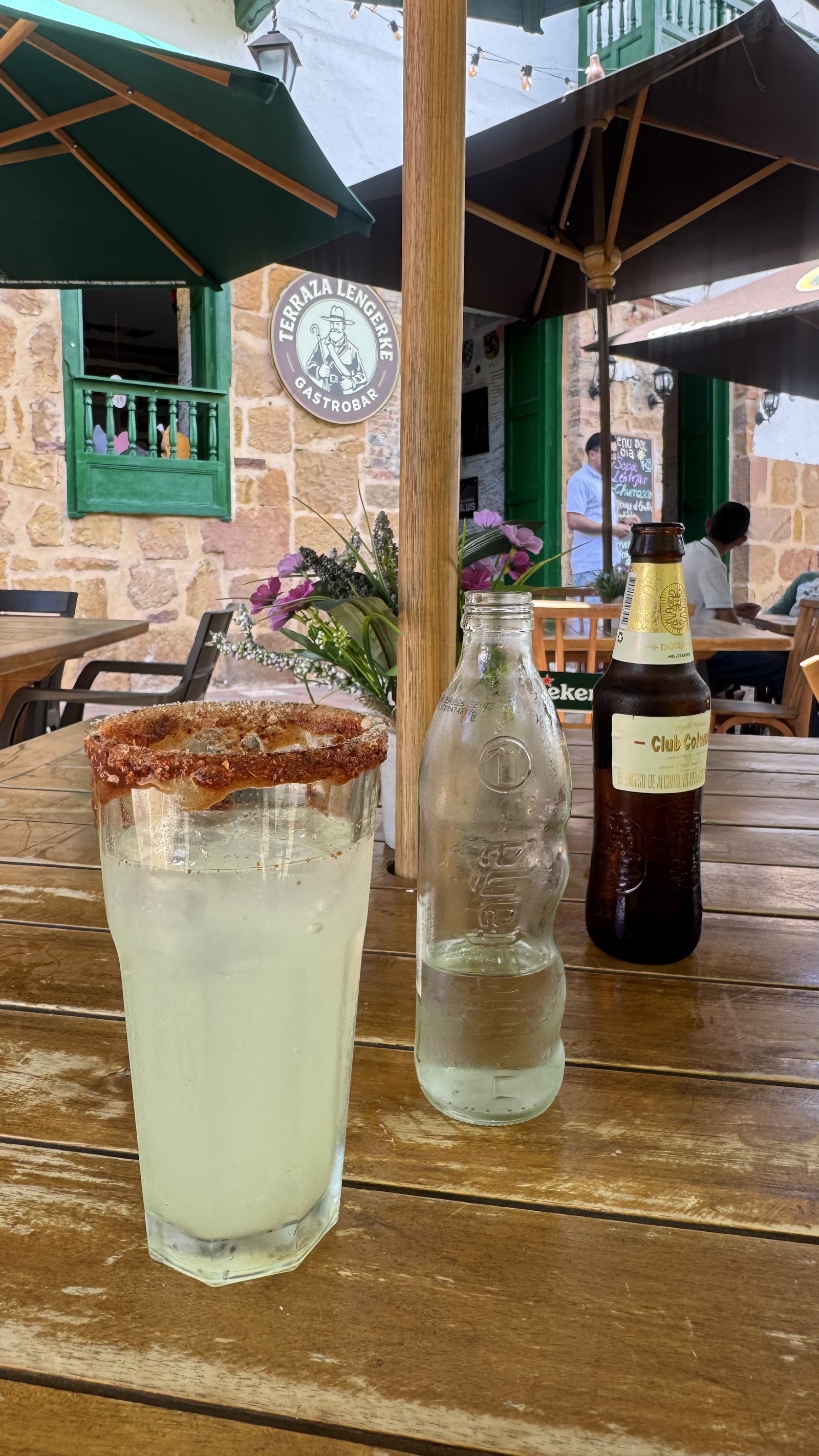 Limonada y cerveza frente a la fachada