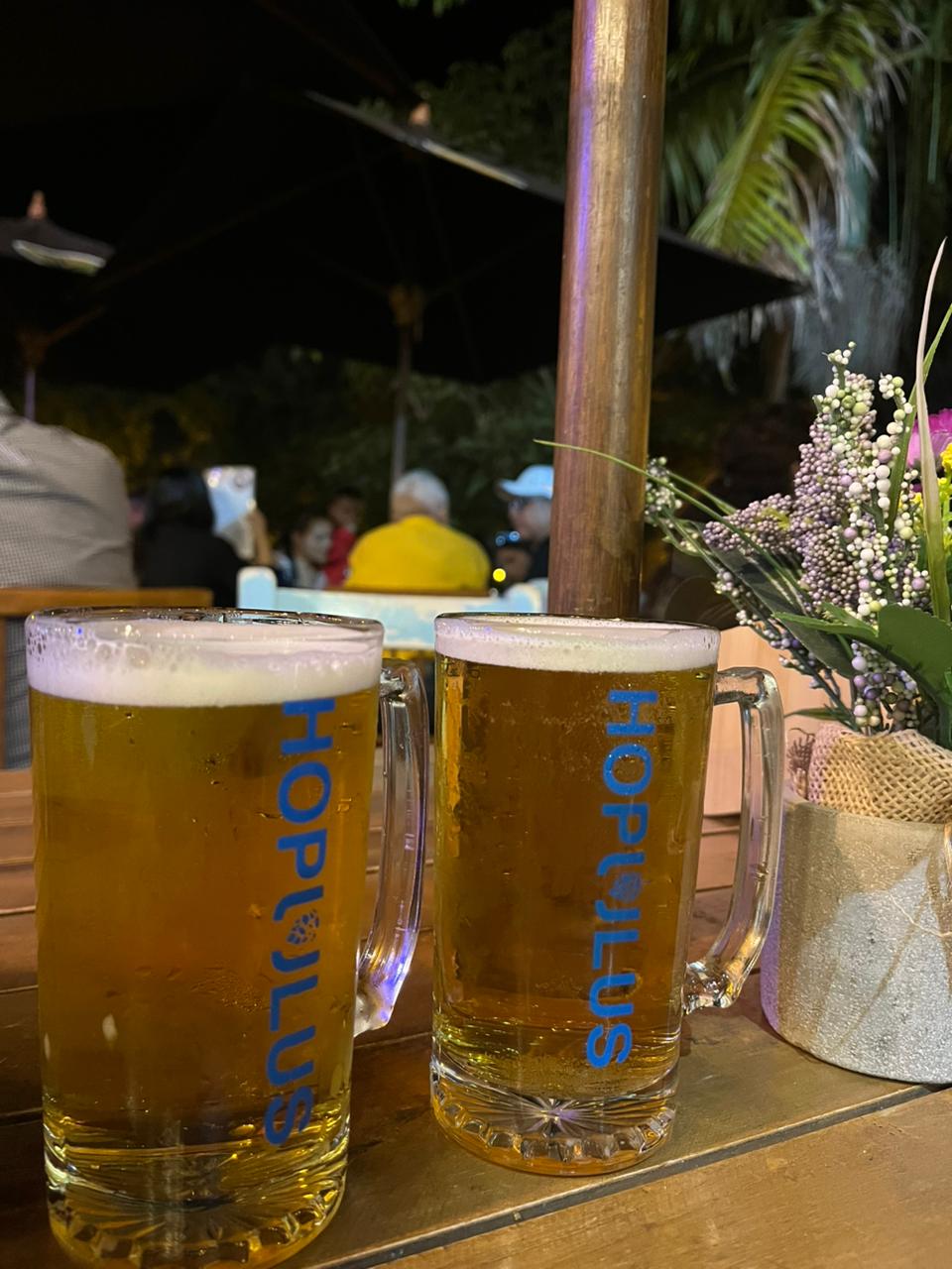 Dos jarras de cerveza en la terraza