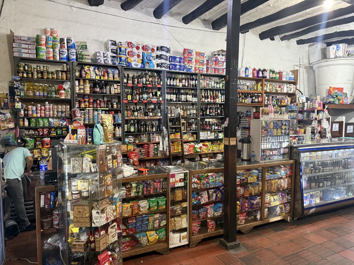 Mostrador y estanterías de la tienda