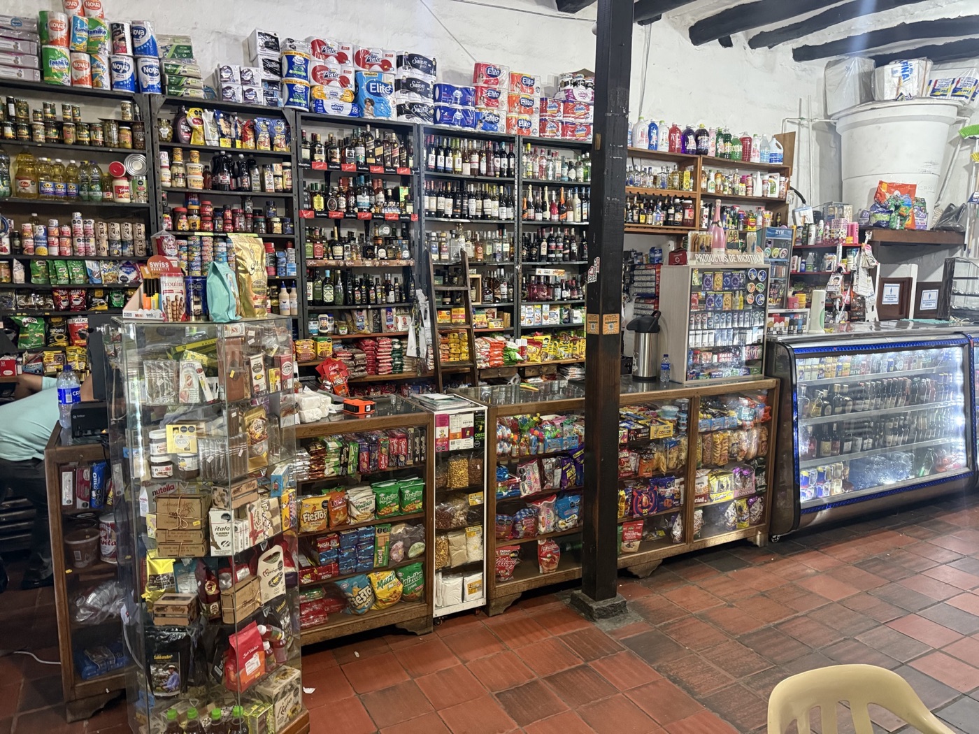 Estanterías de víveres y neveras de bebidas