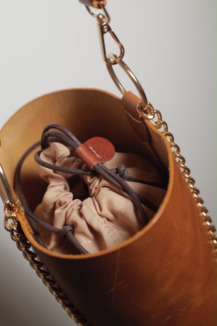 Interior del bolso Camino Real con su bolsa fruncida y cordón de cuero