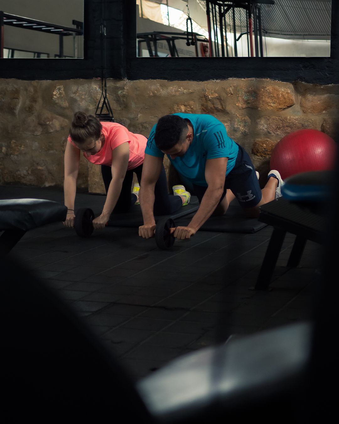 Entrenamiento en pareja en el piso